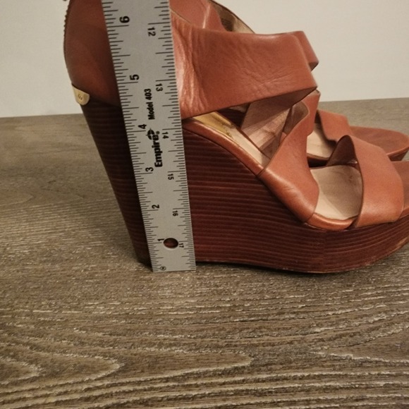 Michael Kors Elena Luggage Tan Leather Wedge Sandals Gold Plate Back Zip 9.5 - Picture 11 of 12